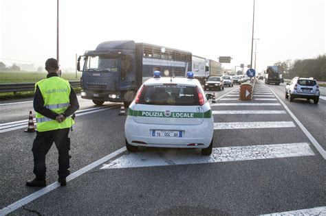 Camion Con Gru Urta Il Ponte Sulla Via Mantova Chiuso E Traffico