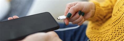 Заряжать смартфоны в общественных местах небезопасно | Новости от ...