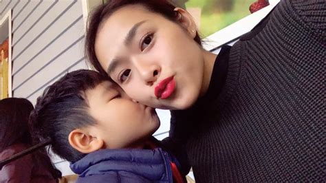 cô nàng xưa đình đám vì danh xưng hot girl nay đã là mẹ đơn thân quyến rũ