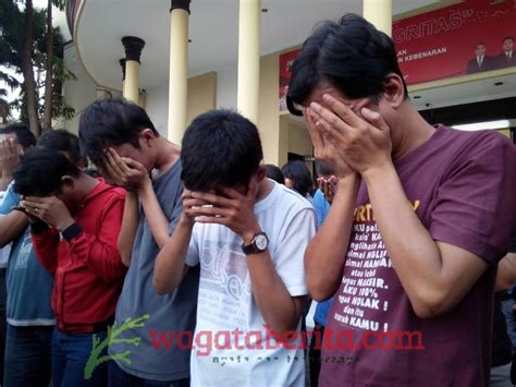 PESTA SEKS KAUM GAY DI SURABAYA PERTAMA DAN TERBESAR YANG DI GREBEK POLISI Wagata Berita
