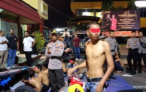 Bubarkan Tawuran Di Padang Polisi Diserang Pelaku Okezone News