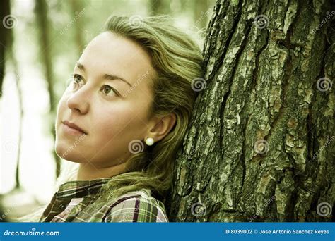 Blonde Pensive Dans La Forêt Photo stock Image du attrayant jeune