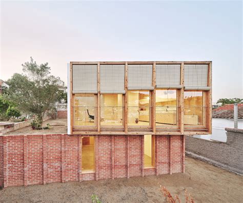 Casa Sobre Un Zócalo De Ladrillo Agora Arquitectura Archdaily En Español