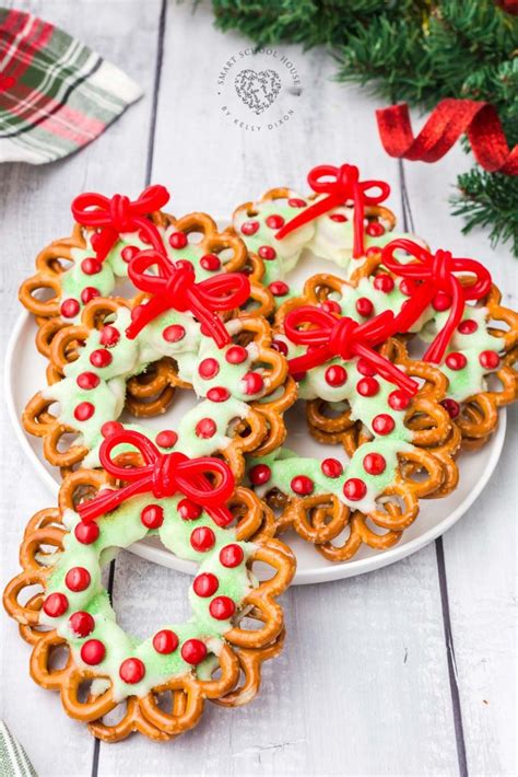 Pretzel Wreaths for Christmas!