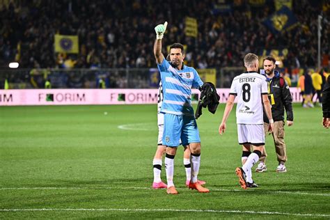 Gianluigi Buffon Cuelga Los Guantes Tras A Os De Carrera