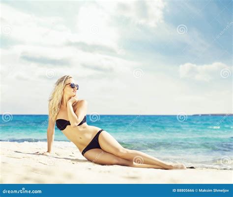 Beau Femme Dans Le Bikini Noir Jeune Et Sportive Fille Posant Dessus Photo Stock Image Du