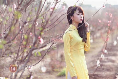 Hot girl 2 miền khoe vẻ đẹp đặc trưng trong tà áo dài truyền thống