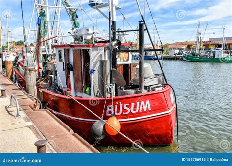 Een Kleine Vissersboot Met De Naam B Sum Wordt Vastgelegd In De Haven