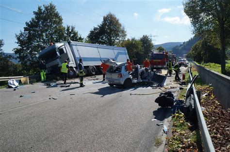 Fotostrecke Haslach Zwei Tote Bei Unfall Auf B 33 Bild 7 Von 14