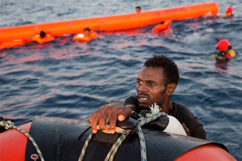 Flüchtlinge Küstenwache rettet 6500 Menschen im Mittelmeer an einem