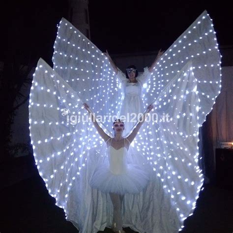 Farfalle Luminose Per Sposi Artisti Di Strada I Giullari Del