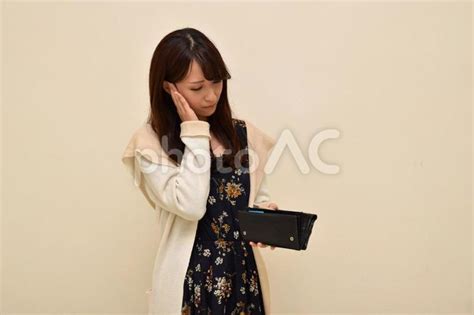 お金がなくて困っている女性 No 2086257｜写真素材なら「写真ac」無料（フリー）ダウンロードok