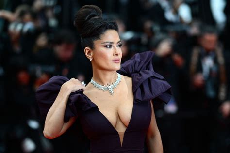 Salma Hayek Presumió Escote En El Festival De Cannes Usando Vestido De