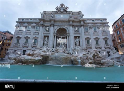 Der Trevi Brunnen Am Morgen Rom Italien Rom Barocke Architektur Und