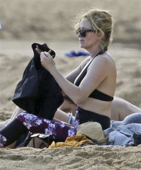 Julia Roberts prova na praia que ainda é Uma Linda Mulher Estrelando