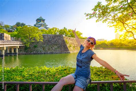 Tourist enjoys in front of Osaka Castle and Gokurakubashi Bridge at ...