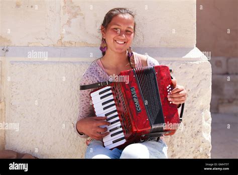 Ni A Jugando Un Acorde N En Siracusa Sicilia Italia Fotograf A De