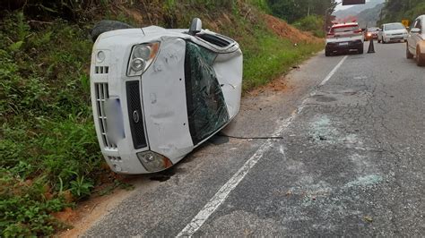 VÍDEO Homem fica ferido após carro capotar em Botuverá