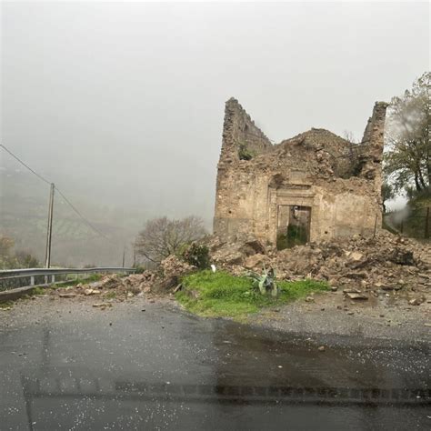 Lattarico Crolla La Facciata Della Chiesa Della Madonna Del Pettoruto