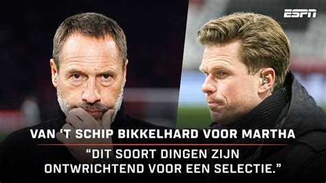 Van T Schip VERSCHUILT Zich Achter Zijn Spelersgroep