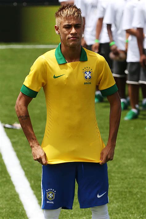 Neymar Apresenta Uniforme Da Seleção Semelhante Ao Da Copa De 1990 31