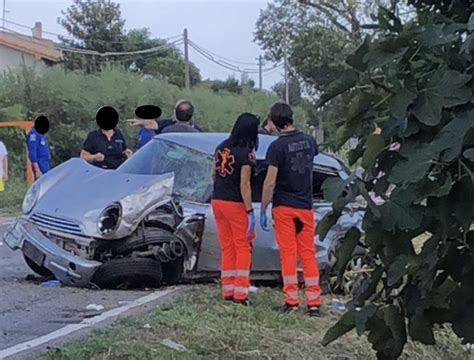Latina Sbalzata Fuori Dall Abitacolo Dopo Essere Finita Fuori Strada Grave Una 41enne