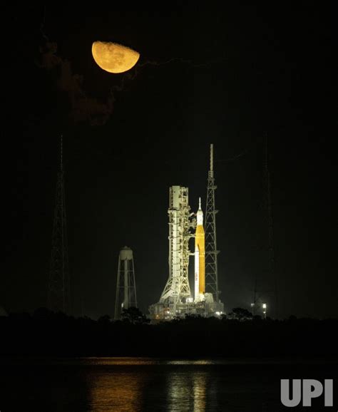 Photo Moon Rises Over Nasas Artemis 1 Mission At The Kennedy Space