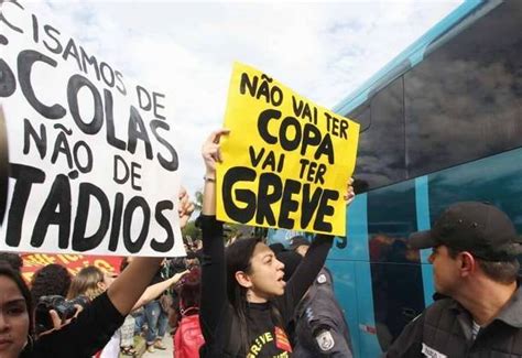 Professores Em Greve Protestam Na Saída Da Seleção De Hotel Na Ilha Do