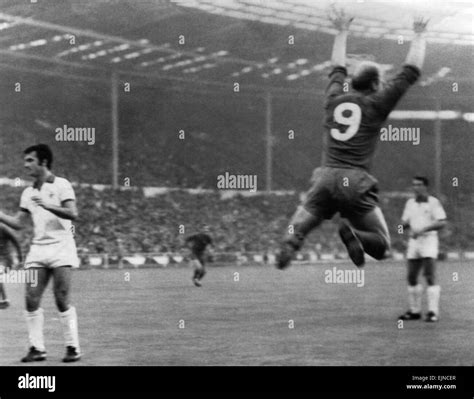 Bobby charlton european cup final hi-res stock photography and images ...