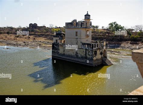 Queen Padmini palace in lake Stock Photo - Alamy