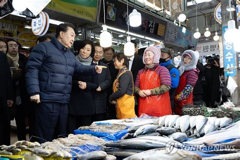 윤석열 대통령 의정부 제일시장 방문 연합뉴스