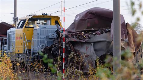 Zugverkehr Bahnstrecke zwischen Köln und Aachen nach Güterzug Unfall