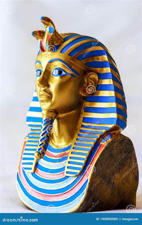 Tutankhamun`s death mask editorial stock image. Image of blue - 190890989