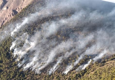 Fuertes erupción provocó un incendio forestal en las faldas del Volcán