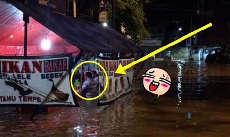 Dua Orang Ini Lakukan Hal Tak Terduga Saat Banjir Melanda Jakarta