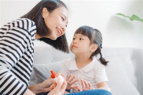 Jovem Pai E Sua Filha Comendo Pizza E Usando Ipad Foto De Stock