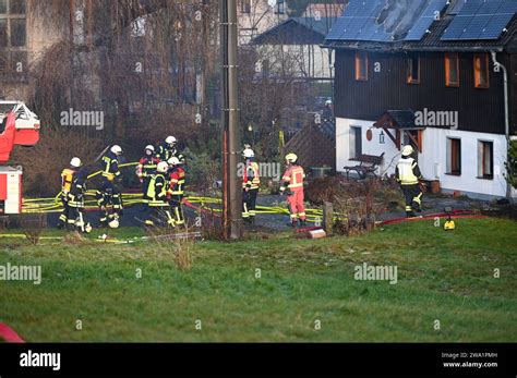 Strahwalde Wohnhaus steht lichterloh in Flammen Großeinsatz der