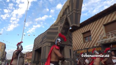 Centenares De Personas Acuden A Camarzana Al Desfile De Carrozas