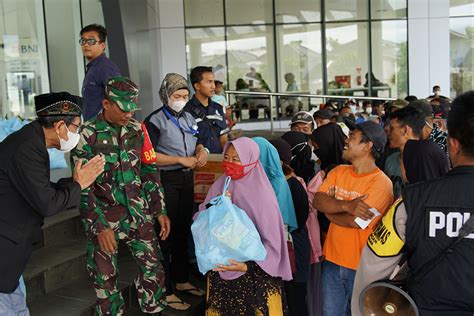 Universitas Esa Unggul Tebar Bingkisan Lebaran Di Tangerang