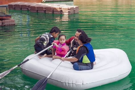 Familia Usando Chalecos Salvavidas Chapoteando En Un Bote Inflable En Malasia Lacustre Keniano