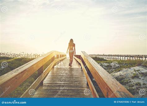 Sommer Optimal Nutzen Eine Junge Frau In Einem Bikini Auf Einem Spaziergang Am Strand