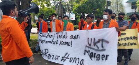 Desak Ukt Turun Mahasiswa Unja Demo Depan Rumah Rektor Reusable Tote