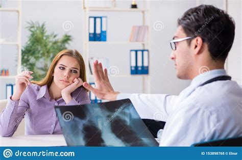 Doctor Examining X Ray Images Of Patient Arkivfoto Bild Av Radiologi