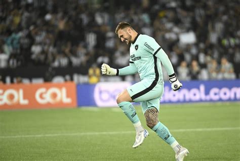 Falha de goleiro em treino da Seleção enlouquece torcida do Botafogo