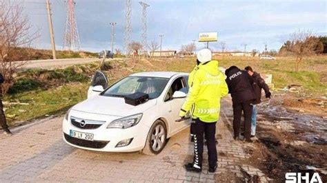 Polisin dur ihtarına uymayan arabada polis çakarı ve kesici aletler