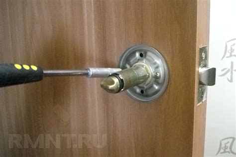 Регулировка язычка межкомнатной двери - фото