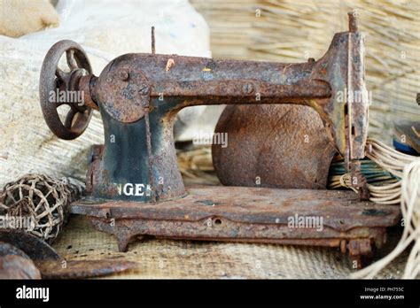 Vintage sewing machine table hi-res stock photography and images - Alamy