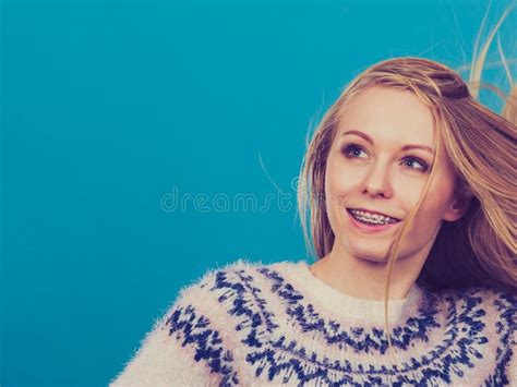 Femme Blonde Folle Folle Aux Cheveux Compliqués Image stock Image du grimacer aliéné 181135581