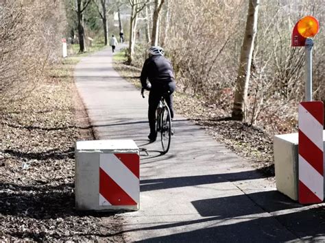 Betonklötze weil Autos Radweg nutzen um Baustelle zu umfahren