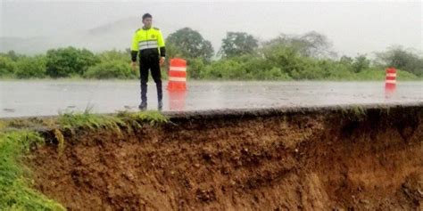 La ruta Santa Elena Guayaquil afectada por desbordamiento de río